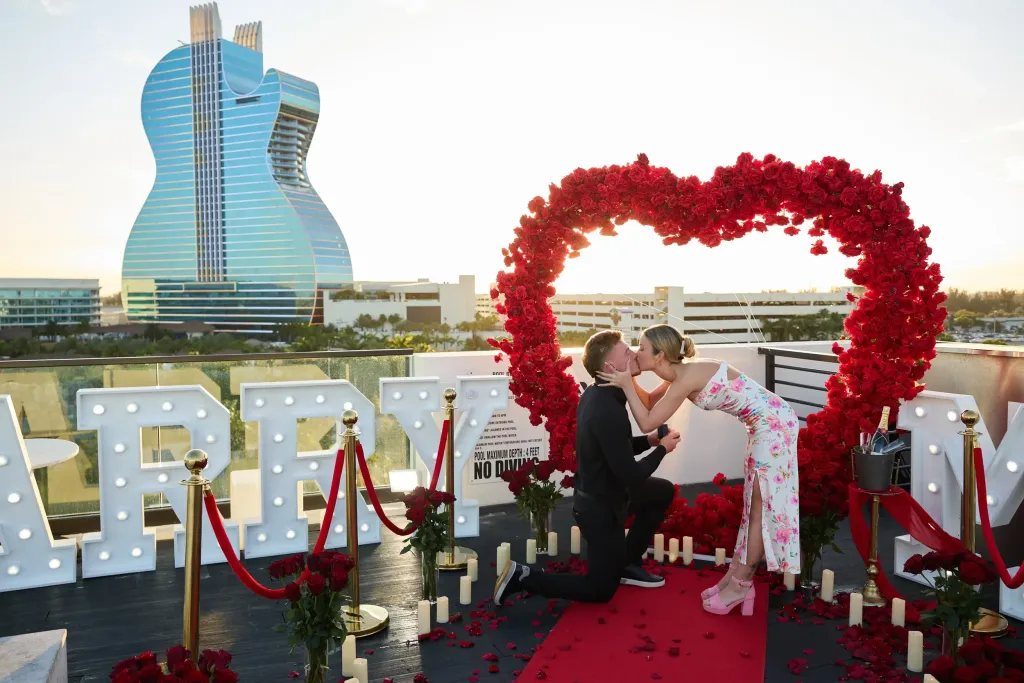 Сердце из роз для предложения на фоне Dubai Marina