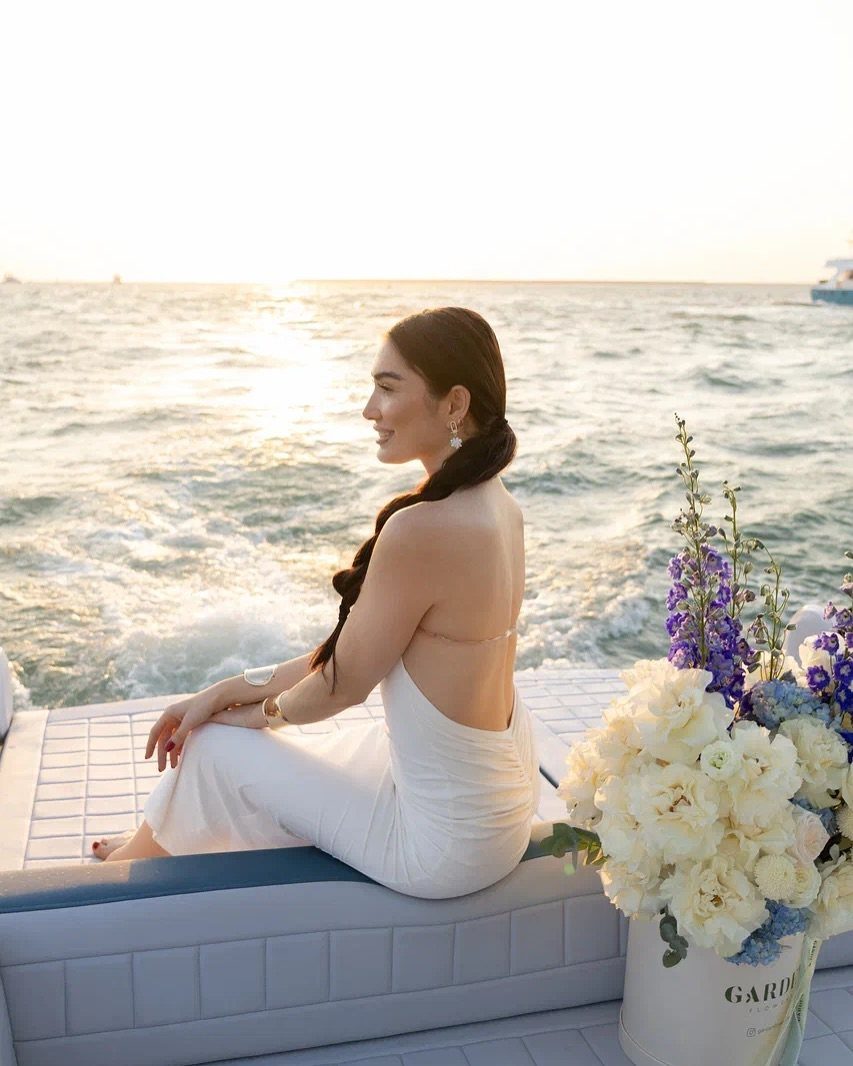 لحظة رومانسية على سطح اليخت عند الغروب