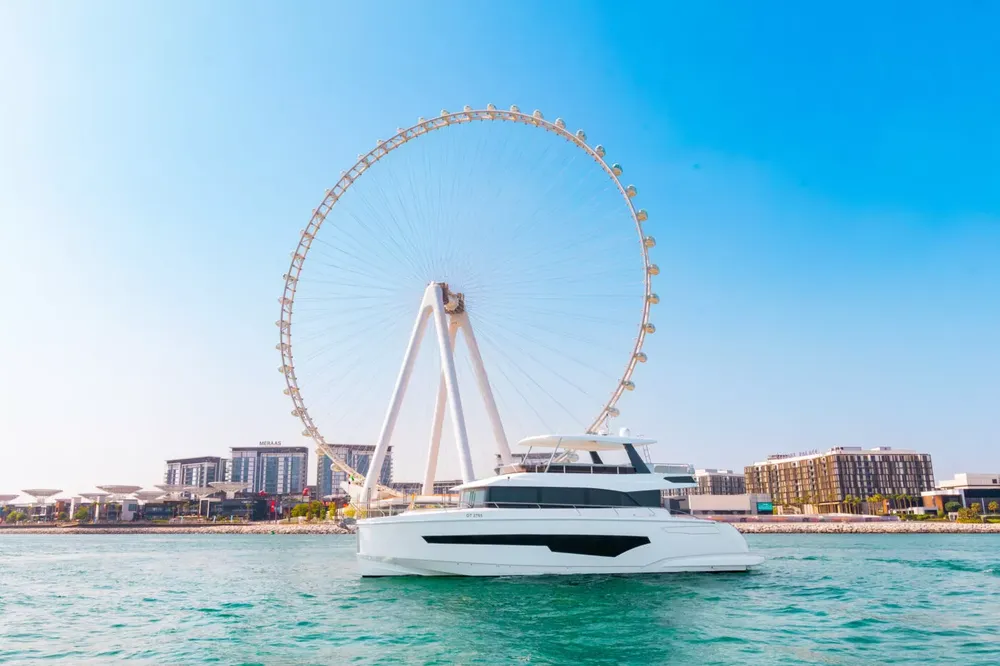 Yacht Sky Walker Aura 62 - SeaLux Dubai