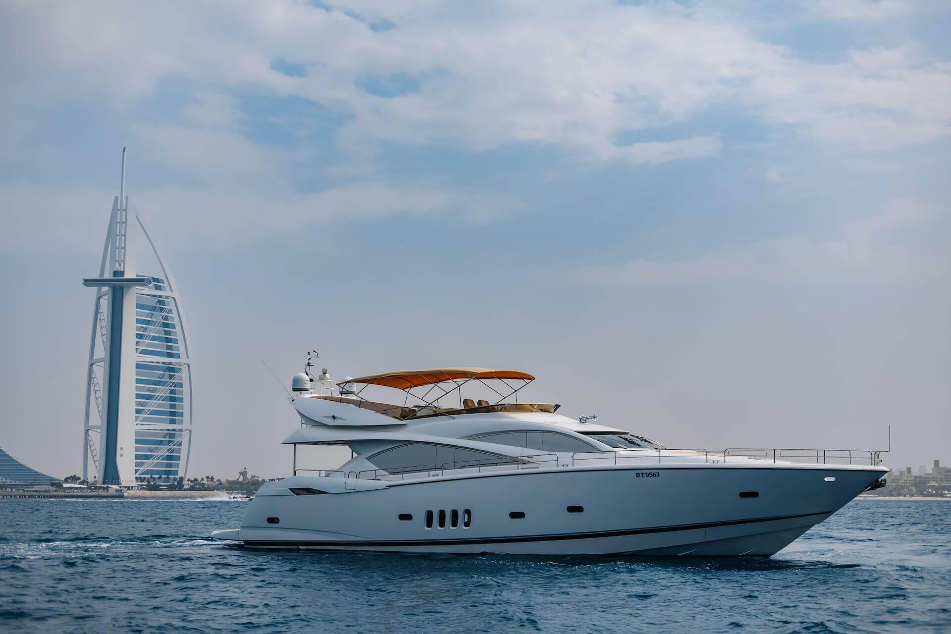 VIP尊享体验（Azimut / Sunseeker 80英尺以上）——迪拜终极生日派对五大游艇推荐：该如何选择？