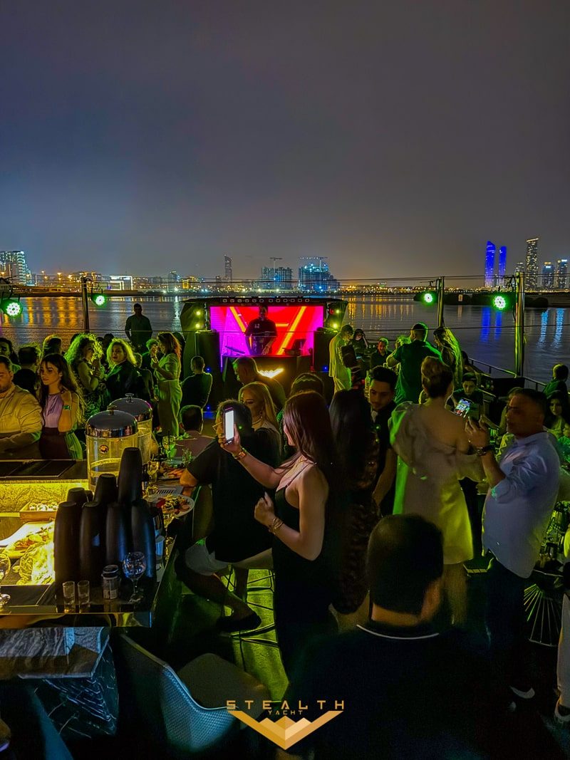 极致企业团建游艇体验——提升商务格调:迪拜终极企业游艇包船体验