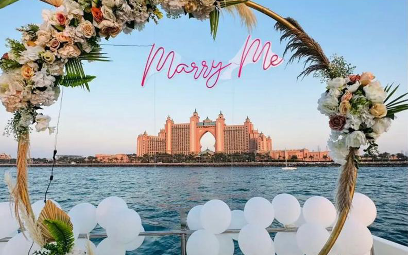 “Marry Me”（嫁给我）主题布置 — 完美的“我愿意”：如何在迪拜策划一场游艇求婚