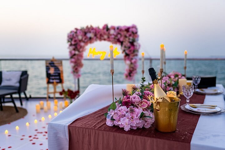 第三阶段:庆祝时刻(美食与美酒)——迪拜游艇求婚终极清单